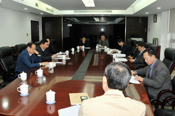省住房城鄉(xiāng)建設(shè)廳黨組書記顧小平主持召開廳黨組會(huì)議，專題學(xué)習(xí)黨的十八屆六中全會(huì)精神